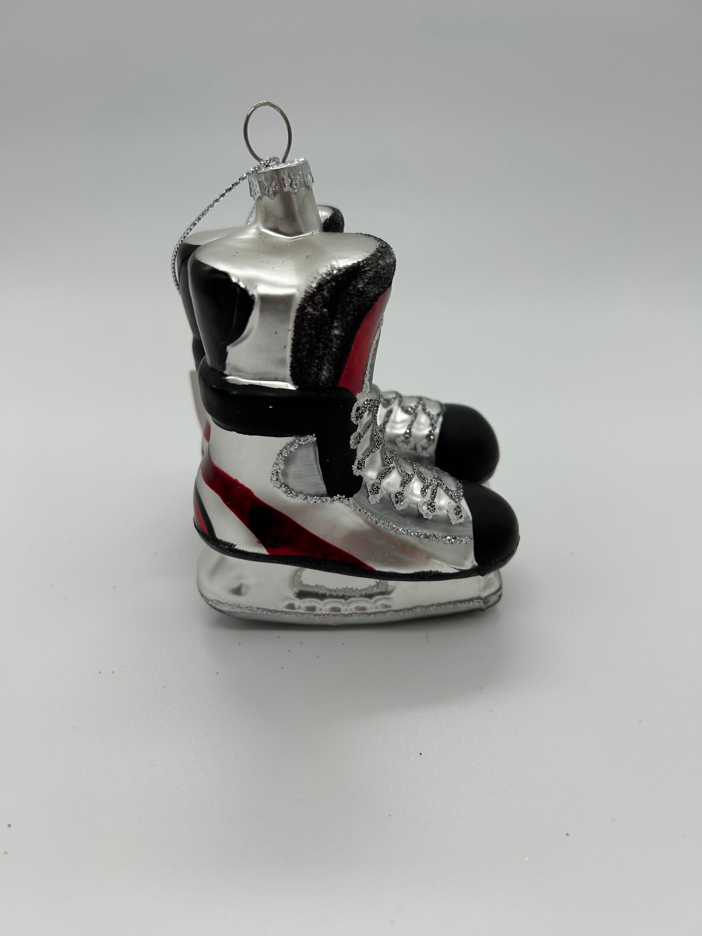 Ornement patins d'hockey