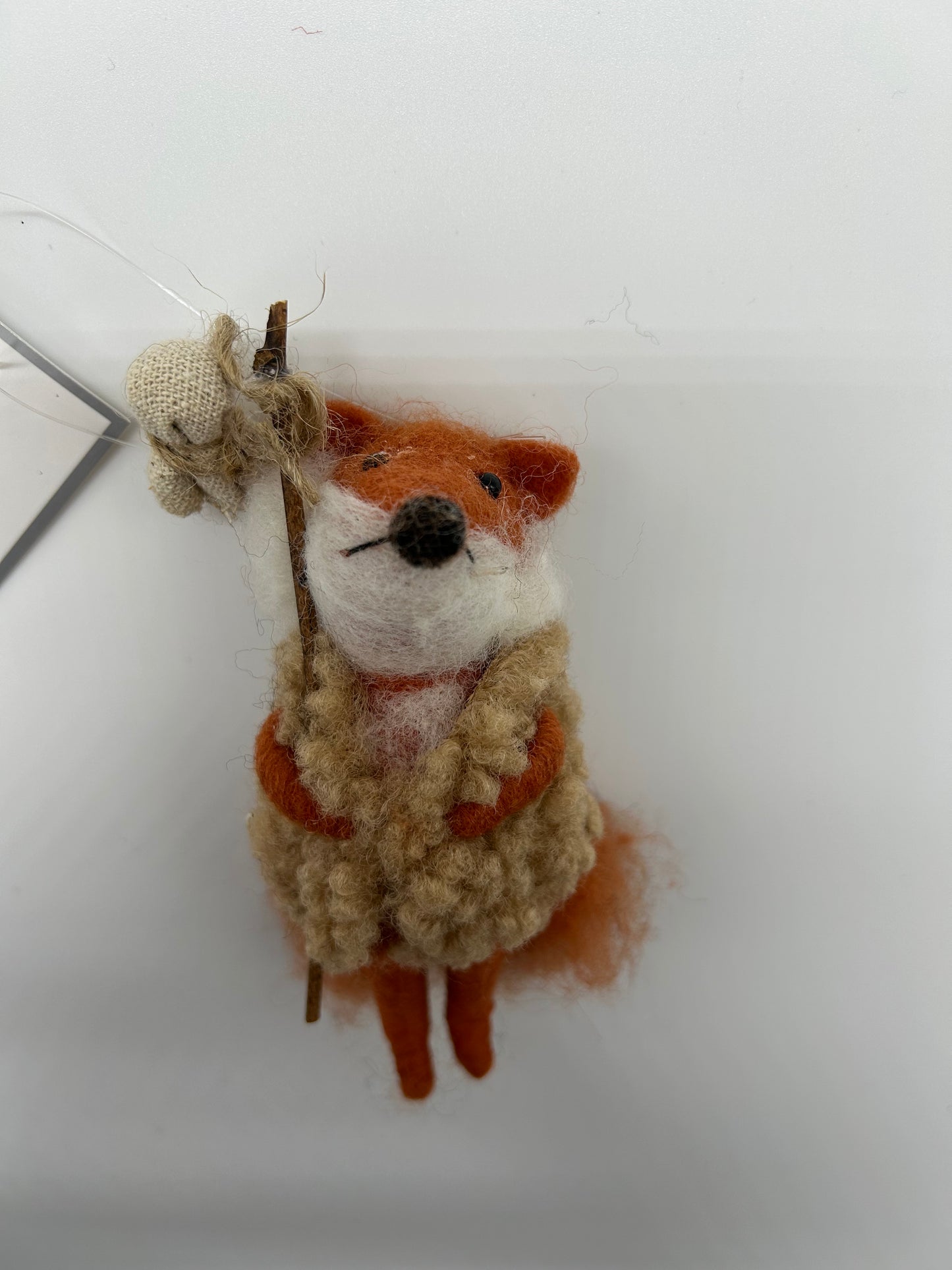 Ornement d'un renard en hiking avec gilet de laine