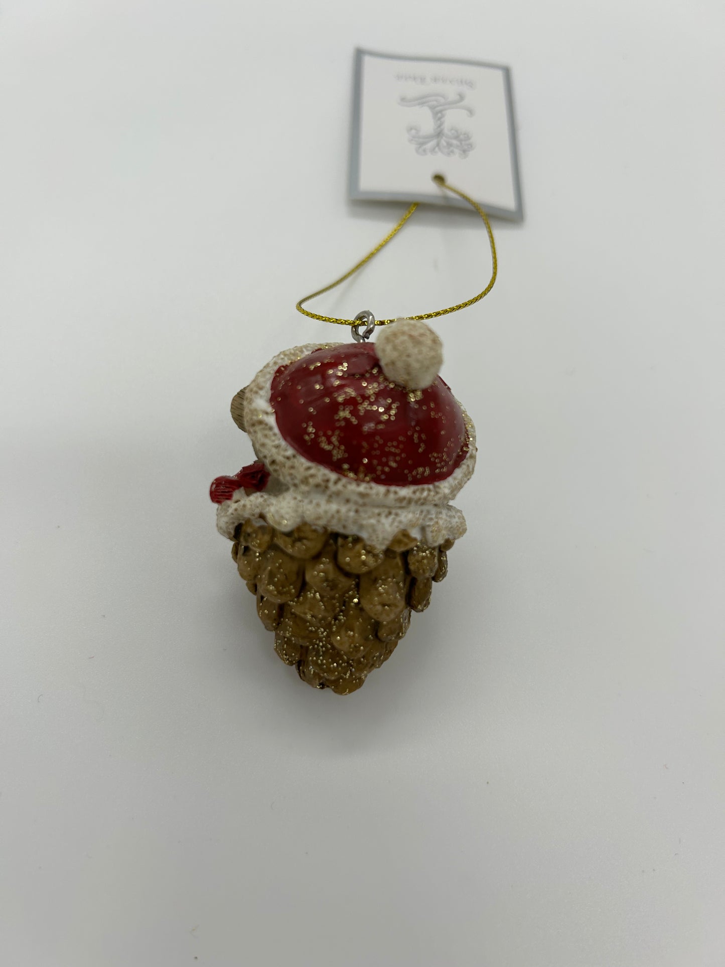 Ornement d'un couple de souris dans un cône de pin